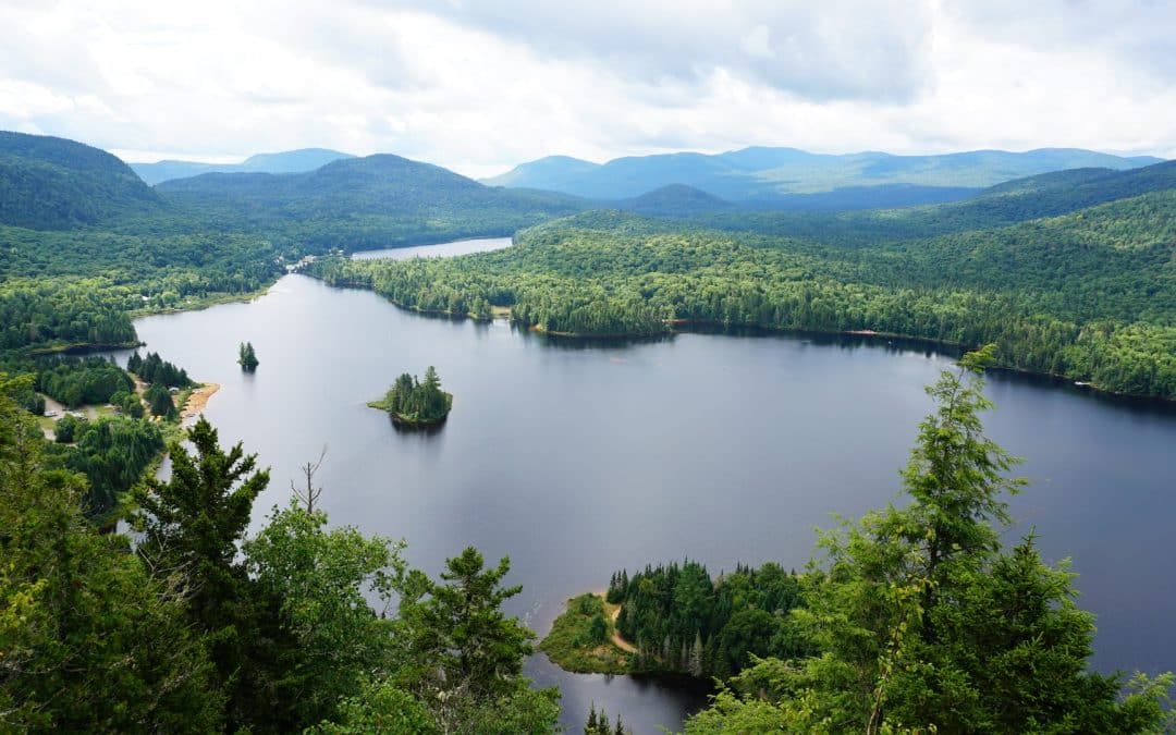 Vue aérienne du lac Monroe dans le parc national du Mont-Tremblant en été